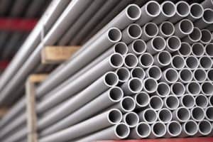Bahan baku bangunan seperti kayu, logam dan bahan lain yang membutuhkan solusi pengiriman khusus.