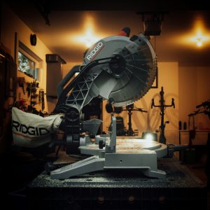 Mesin potong merupakan salah satu peralatan industri dengan bobot di atas 100kg.